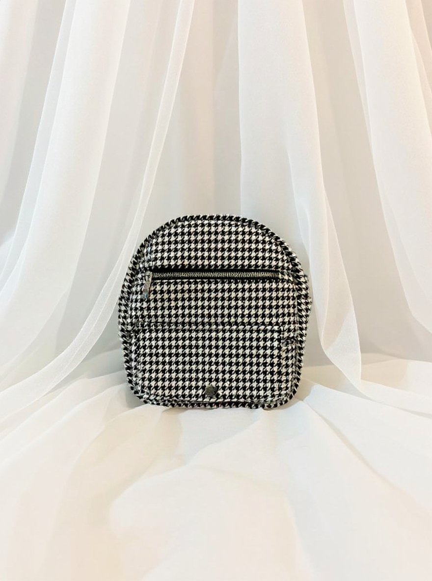 Plecak w pepitkę — klasyka z twistem